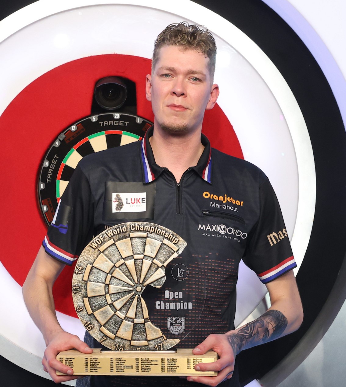 Jimmy van Schie avec le trophee du WDF World Championship (2025)