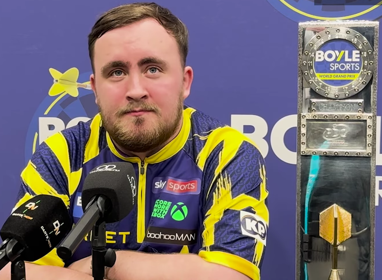 Luke Littler avec le trophee du World Grand Prix (2025)