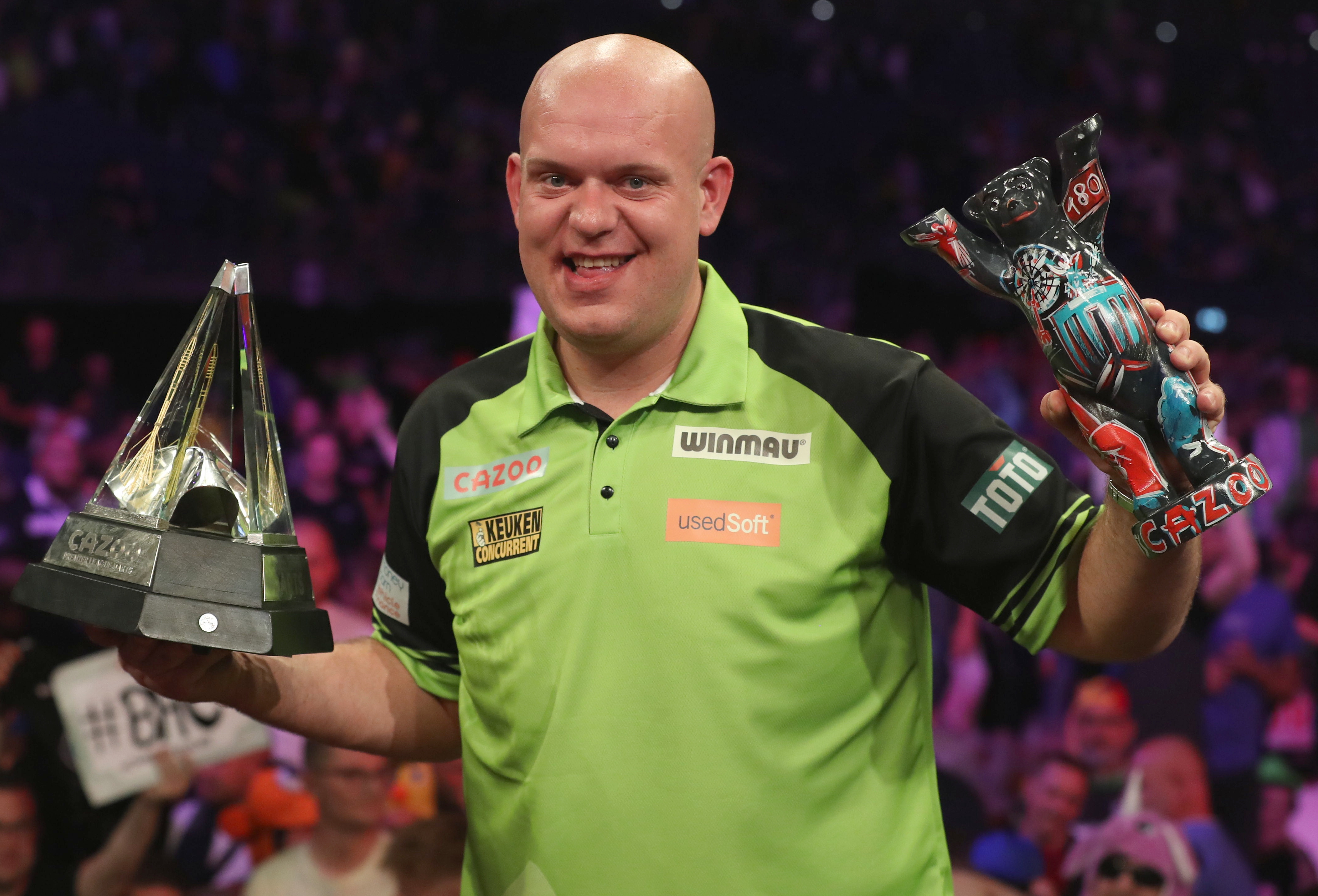 Michael van Gerwen avec le trophee du Premier League Darts (2022)